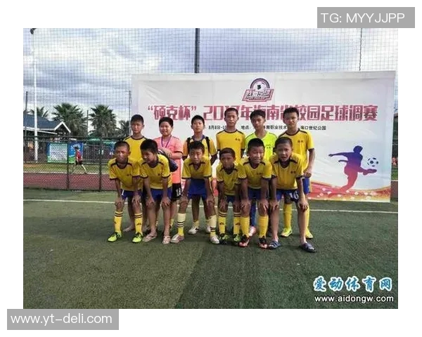 小萌娃与足球明星亲密互动瞬间引发全场欢笑与感动 小萌娃与足球明星亲密互动瞬间引发全场欢笑与感动