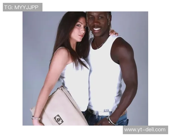 足球明星与女记者的浪漫故事揭示了体育与爱情的交织与挑战 足球明星与女记者的浪漫故事揭示了体育与爱情的交织与挑战