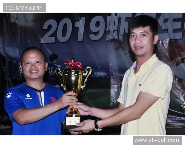 足球明星素描艺术展现:捕捉绿茵场上的传奇瞬间与激情时刻 足球明星素描艺术展现:捕捉绿茵场上的传奇瞬间与激情时刻